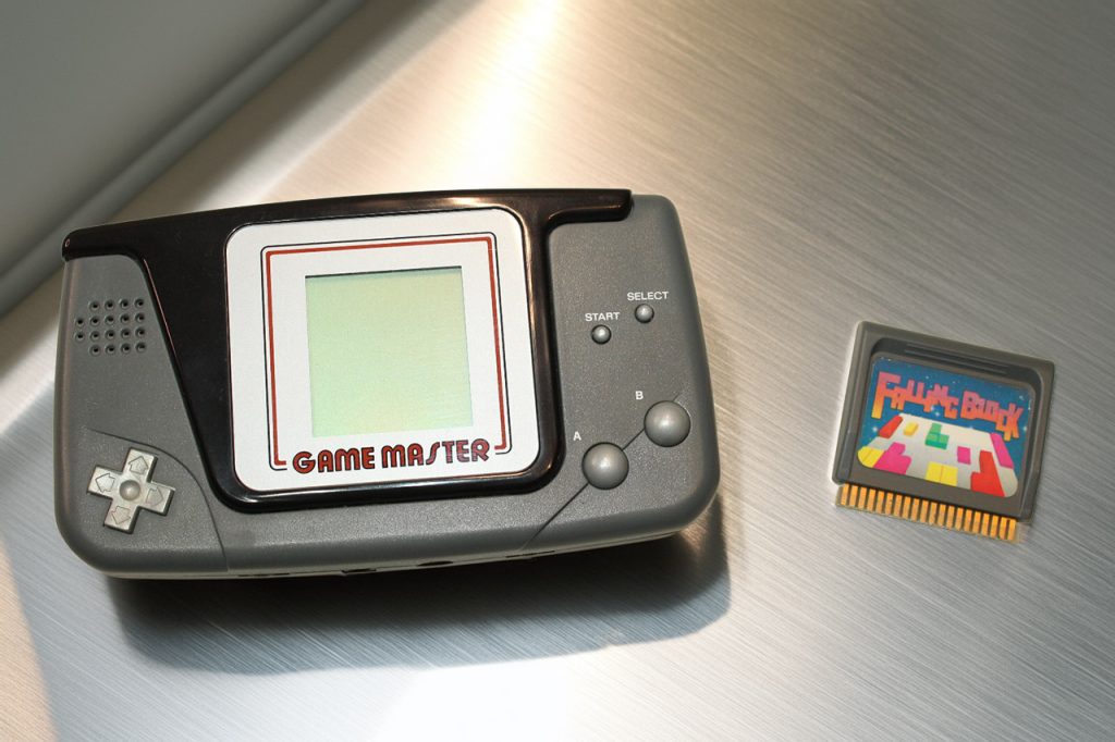 hartung-game-master-handheld-console.jpg