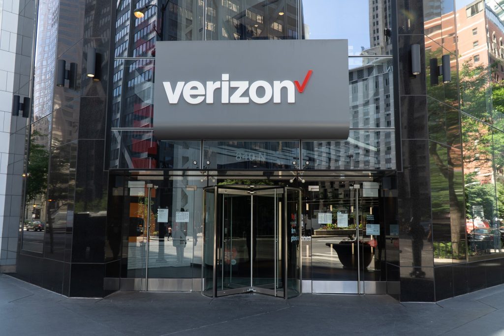 Verizon-gives-unpaid-federal-workers-a-break.jpg