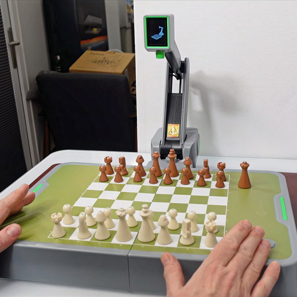 manya-cynus-robotic-arm-chess.jpg