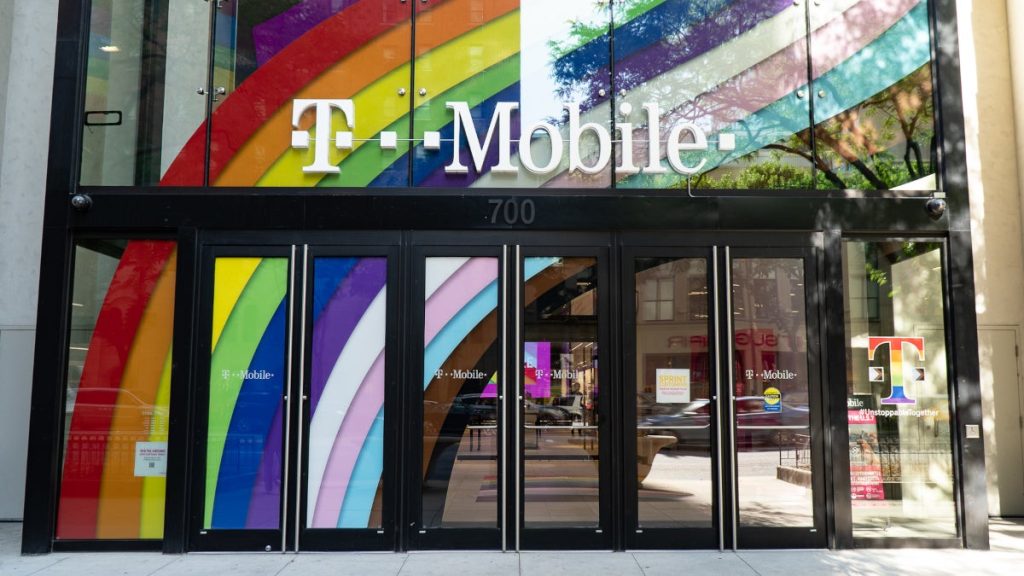 T-Mobile-rep-gets-yelled-at-by-customer-and-its-all-due-to-the-carriers-digital-transition.jpg