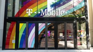 T-Mobile-rep-gets-yelled-at-by-customer-and-its-all-due-to-the-carriers-digital-transition.jpg