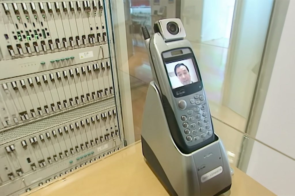 2000-bbc-internet-mobile-phones.jpg