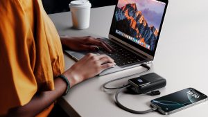 Compact-size-hyper-power-the-Iniu-P63-can-charge-a-laptop.jpg