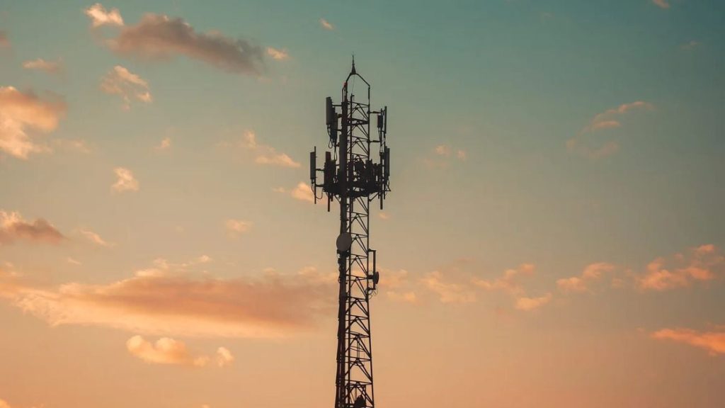 Pittsburgh-parents-protest-a-cellphone-tower-next-to-a-high-school-its-not-just-about-radiation.jpg