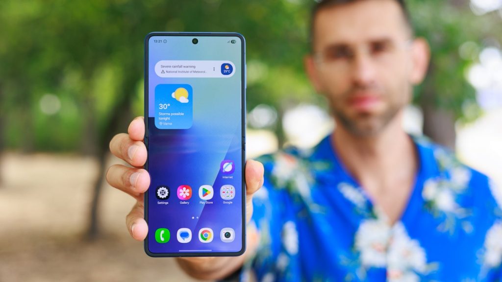 Samsungs-slightly-pricier-Galaxy-Z-Flip-8-could-be-lighter-than-the-Z-Flip-7-and-have-no-crease.jpg