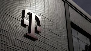 Third-party-T-Mobile-rep-allegedly-lies-to-customers-face-to-help-reach-performance-goal.jpg