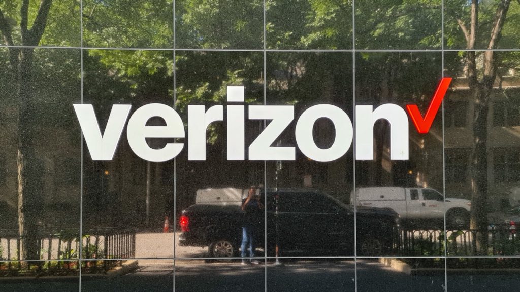 Verizon-lays-off-more-employees-as-CEO-Schulman-hands-out-more-pink-slips.jpg