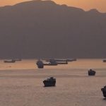 U.S. destroyers in Strait of Hormuz fight off Iranian attacks