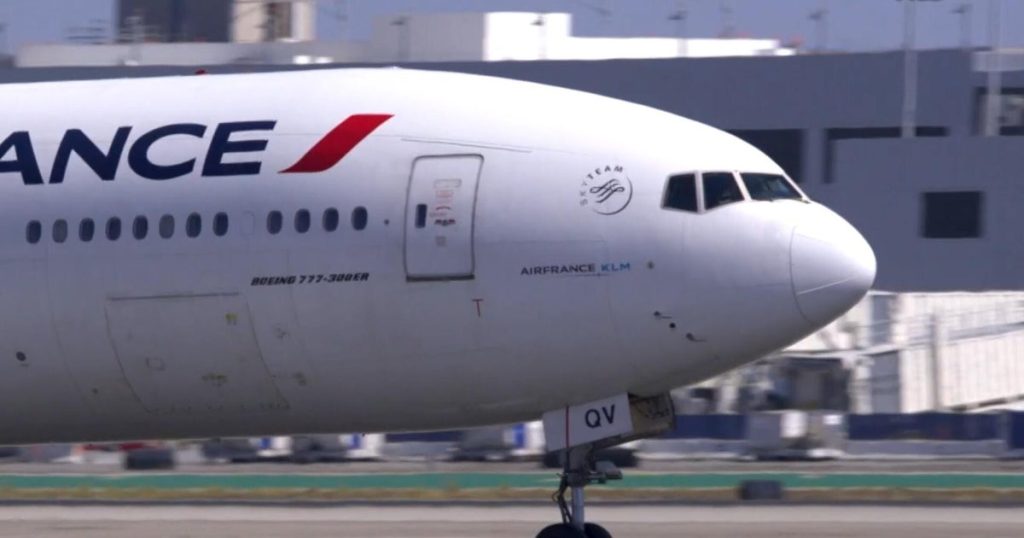cbsn-fusion-us-steps-up-ebola-prevention-efforts-at-airports-thumbnail.jpg