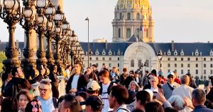 crowds-in-paris-1280.jpg