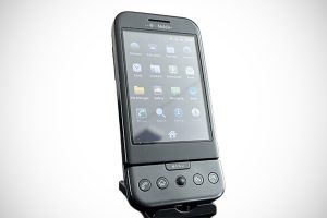 t-mobile-g1-smartphone-android-2008.jpg