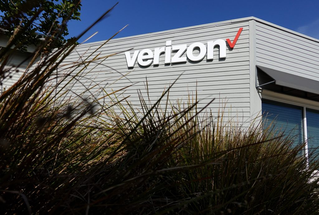 AT-T-and-T-Mobile-look-on-as-Verizon-continues-its-winning-streak.jpg