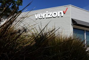 AT-T-and-T-Mobile-look-on-as-Verizon-continues-its-winning-streak.jpg