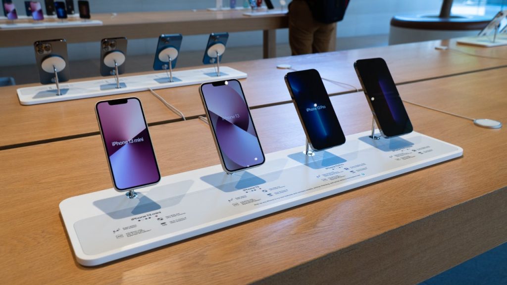 Apple-shares-hit-an-all-time-record-early-Monday-but-then-came-Siri-AI-and-look-out-below.jpg