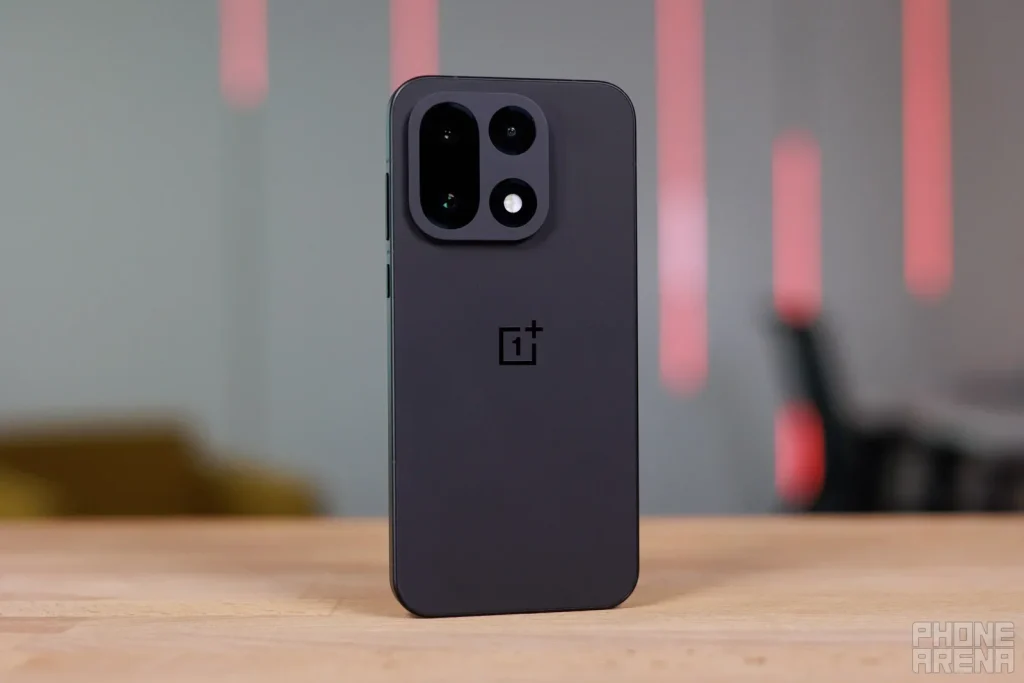 Flagship-OnePlus-15-severely-undercuts-its-competitors-with-a-sweet-discount-and-free-earbuds.jpg
