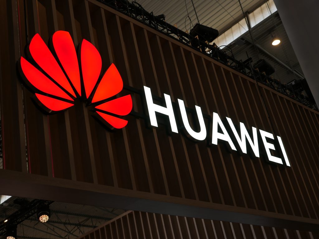 Heres-a-Huawei-concept-that-Samsung-wont-touch-with-a-10-foot-poll.jpg