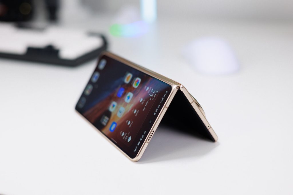Honor-Magic-V6-with-biggest-battery-on-a-foldable-will-surely-make-the-iPhone-Ultra-shiver-and-fold.jpeg