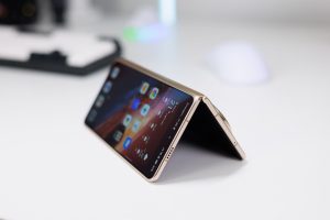 Honor-Magic-V6-with-biggest-battery-on-a-foldable-will-surely-make-the-iPhone-Ultra-shiver-and-fold.jpeg