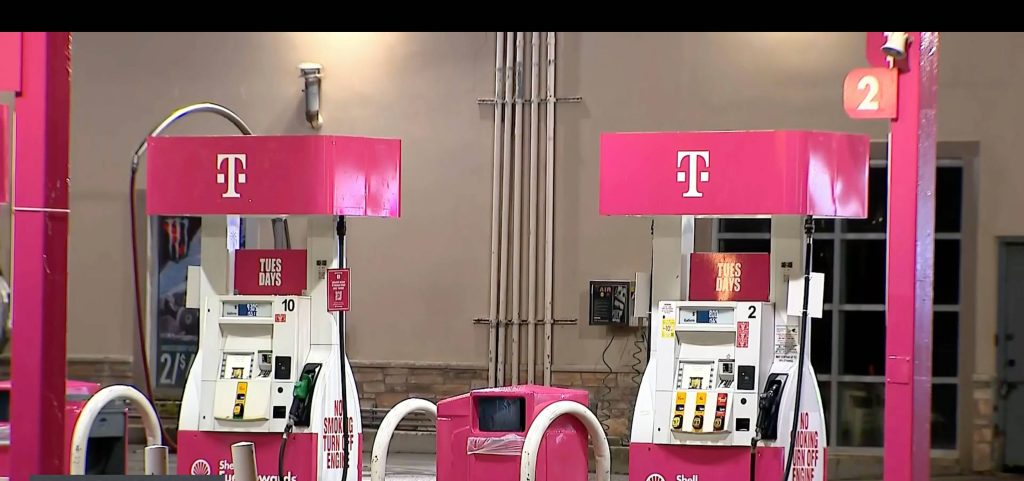 Server-crashing-T-Mobile-offer-sparks-massive-lines.jpg