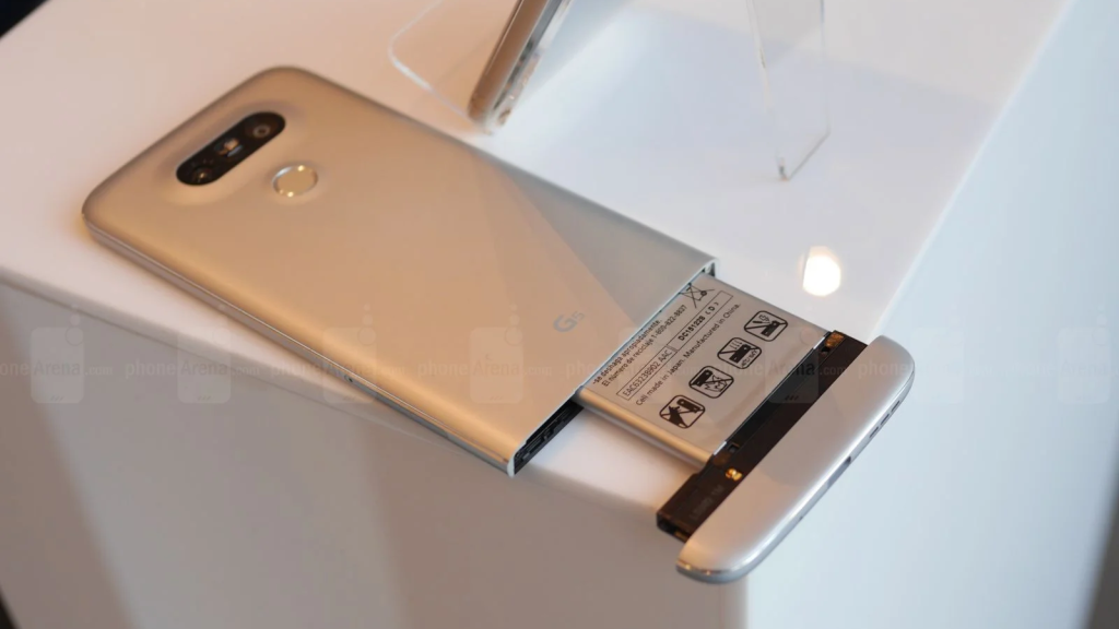 Smartphones-must-have-user-replaceable-batteries-by-2027.-But-not-your-iPhone.-Heres-why.jpg