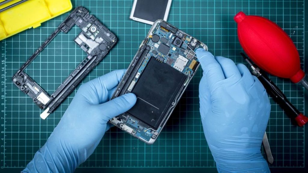User-replaceable-batteries-are-something-people-apparently-want-in-their-phones.jpg