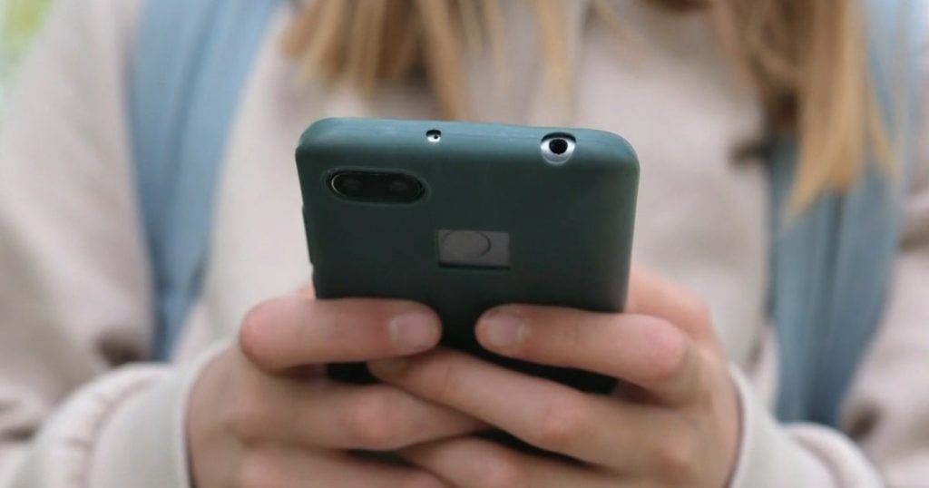 cbsn-fusion-uk-announces-plan-to-ban-social-media-for-kids-under-16-thumbnail.jpg