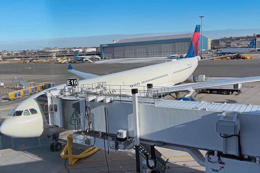 cdg-run-bos-hnl-worlds-longest-domestic-flight.jpg