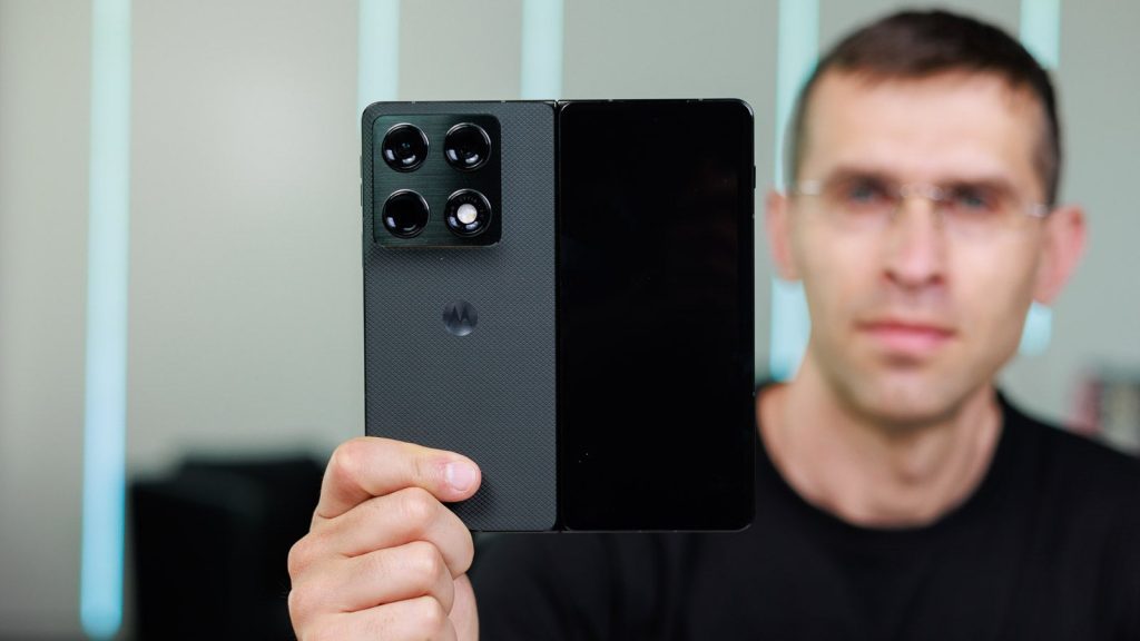 AirDrop-is-finally-coming-to-Motorola-but-only-to-one-specific-smartphone.jpg