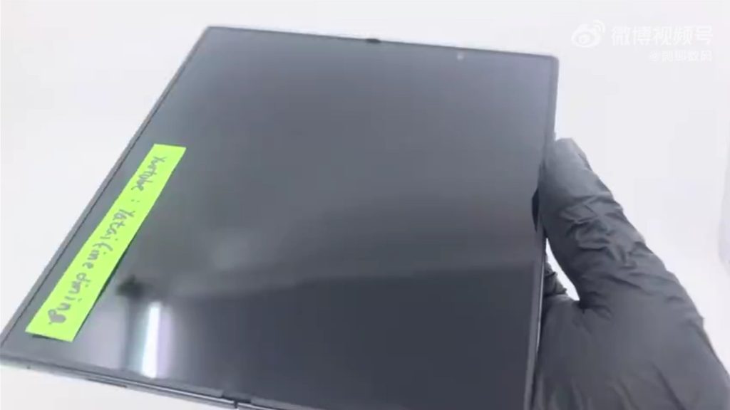 Leaked-Samsung-Galaxy-Z-Fold-8-Ultra-footage-shows-off-a-crease-you-can-barely-see.jpg