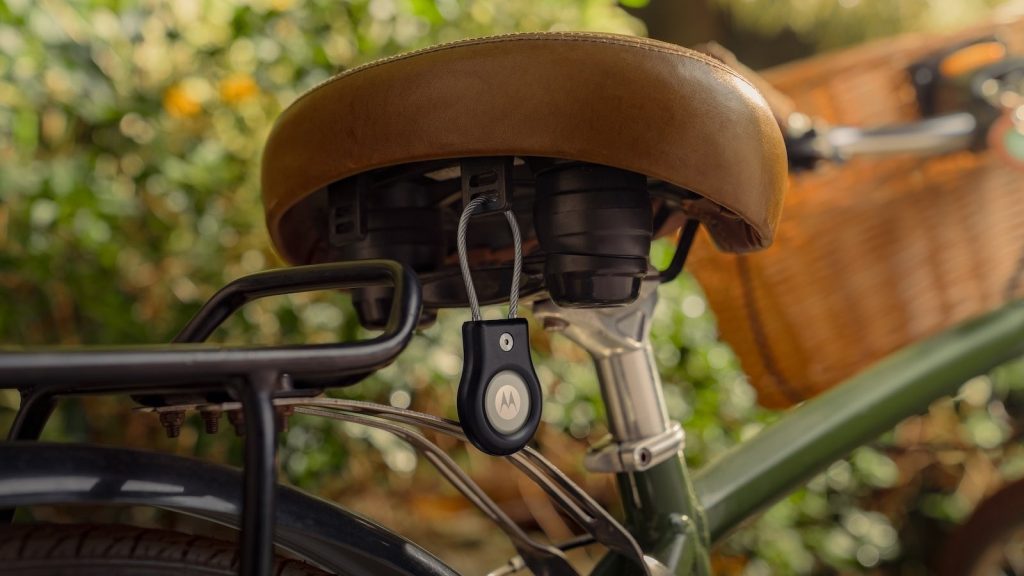 Motorola-finally-starts-selling-the-Moto-Tag-2-and-its-prettiest-earbuds-yet-in-the-US.jpg