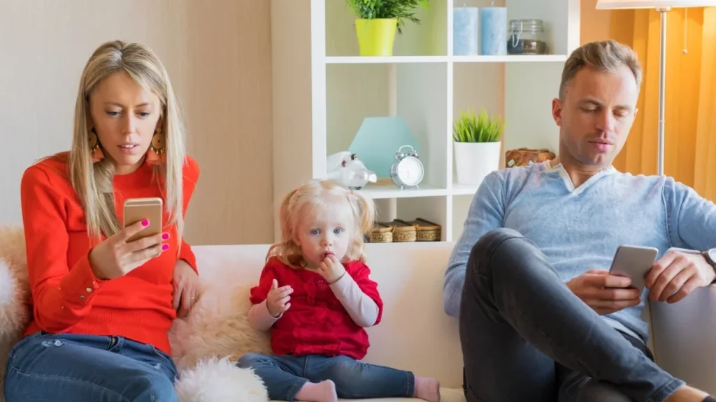 Smartphone-addicted-parents-reduce-the-odds-of-their-kids-becoming-a-success.jpg