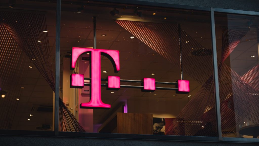 T-Mobile-vs-Verizon-vs-AT-T-Millions-of-speed-and-availability-tests-yield-one-big-H1-2026-winner.jp_.jpeg