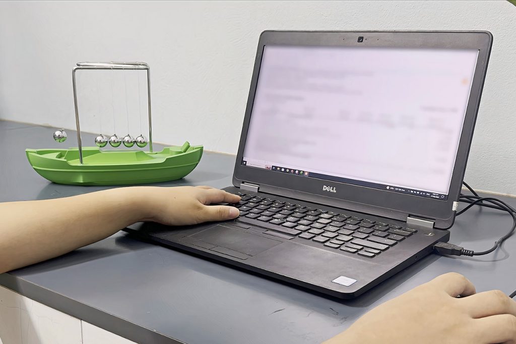 perpetual-newtons-cradle-never-stops.jpg