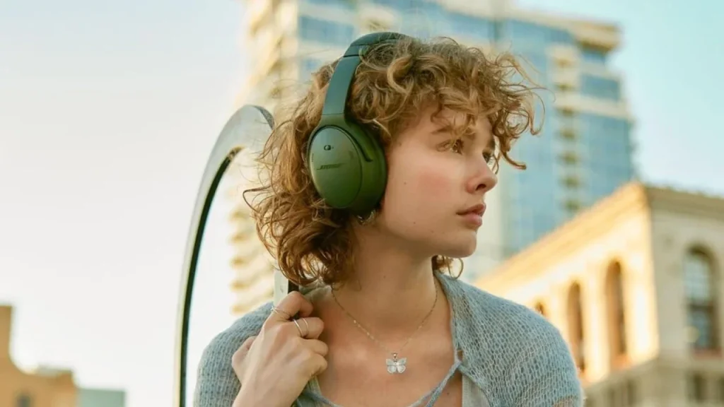 Amazon-slashes-110-off-the-Bose-QuietComfort-headphones.jpg
