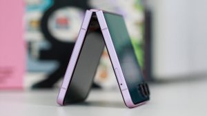 I-used-the-Galaxy-Z-Flip-8-its-tiny-design-changes-matter-more-than-the-specs.jpg