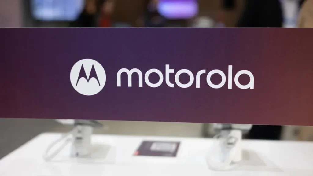 Motorola-receives-a-patent-for-a-smartwatch-that-unfolds-into-a-smartphone-screen.jpg