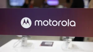 Motorola-receives-a-patent-for-a-smartwatch-that-unfolds-into-a-smartphone-screen.jpg