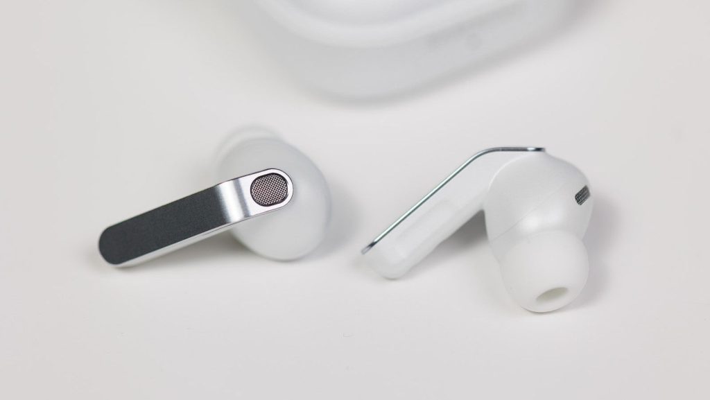 One-of-the-best-AirPods-Pro-features-is-finally-coming-to-Galaxy-Buds.jpg