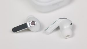 One-of-the-best-AirPods-Pro-features-is-finally-coming-to-Galaxy-Buds.jpg