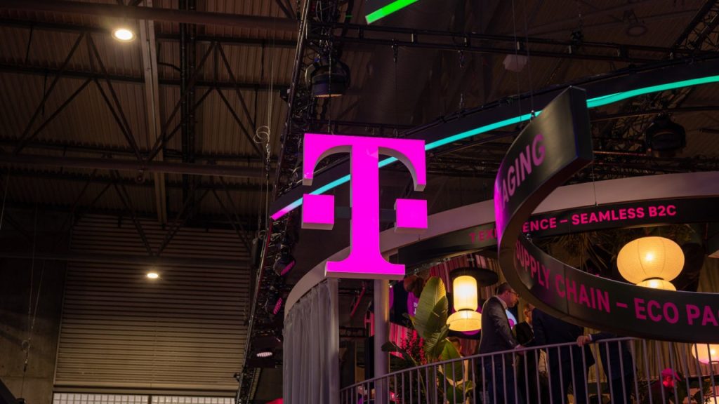 T-Mobile-saves-the-day-after-tropical-storm-batters-Hawaii.jpg