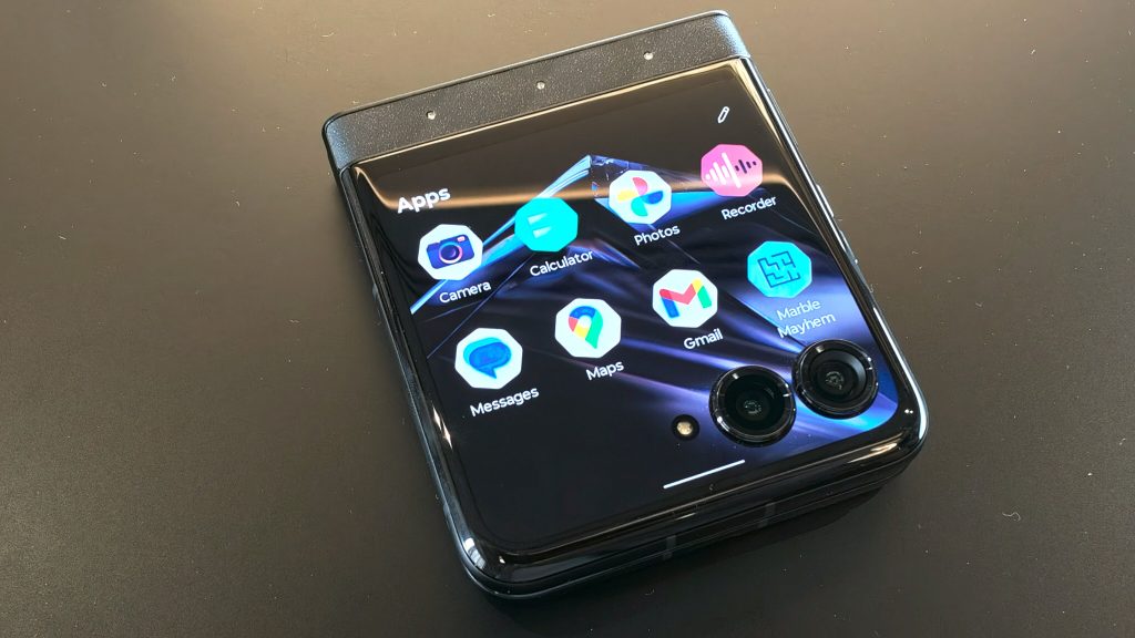 Motorola-Razr-2026-gets-35-Swarovski-crystals-and-a-price-that-humbles-the-Z-Flip-8.jpg