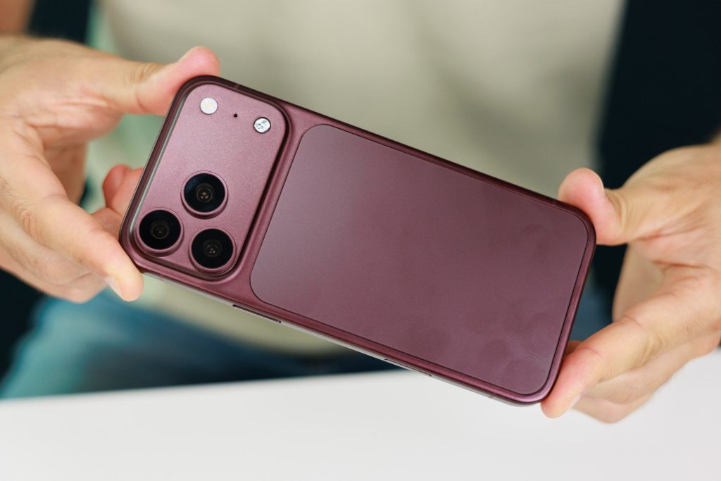 Some-iPhone-18-Pro-users-are-already-seeing-green-and-pink-lines.jpg