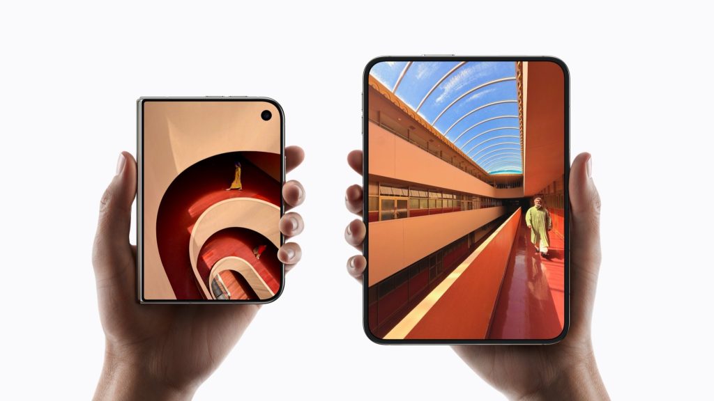 iPhone-Duos-internal-display-takes-durability-and-flatness-to-a-whole-new-level.jpg
