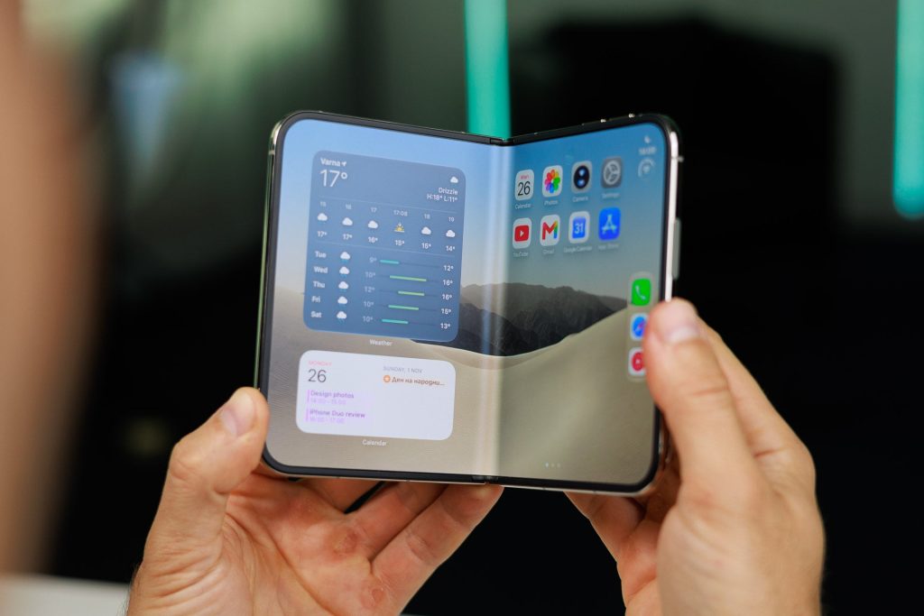 Apple-reportedly-doomed-the-iPhone-Duo-pre-orders-to-fail-by-severely-limiting-stock.jpg