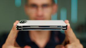 Foxconn-employee-reveals-iPhone-Duos-cracking-problem-stems-from-Apple-rushing-it-to-market.jpg