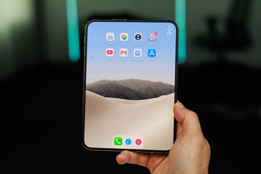 The-alleged-iPhone-Duo-hinge-supplier-says-itll-sue-anyone-blaming-it-for-Crackgate.jpg