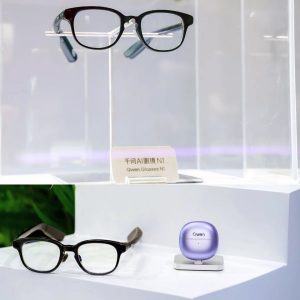 alibaba-qwen-n1-smartglasses-clip-earbuds.jpg